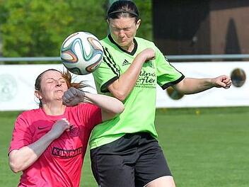 Zwei Mal waren die SpVgg Effeltrich (li. Christine Schrott) und der FC Schlaifhausen (re. Carina Pieger) erbitterte Gegner (Ergebnisse: 3:2 und 3:4). Am Samstag wird der Bezirksliga-Platzhirsch der größte Fan des Neulings (gegen die SpVgg Erlangen II) sein und benötigt einen eigenen Sieg in Adelsdorf. Picturedreams