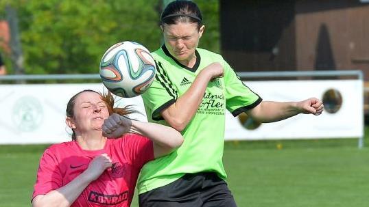 Zwei Mal waren die SpVgg Effeltrich (li. Christine Schrott) und der FC Schlaifhausen (re. Carina Pieger) erbitterte Gegner (Ergebnisse: 3:2 und 3:4). Am Samstag wird der Bezirksliga-Platzhirsch der größte Fan des Neulings (gegen die SpVgg Erlangen II) sein und benötigt einen eigenen Sieg in Adelsdorf. Picturedreams