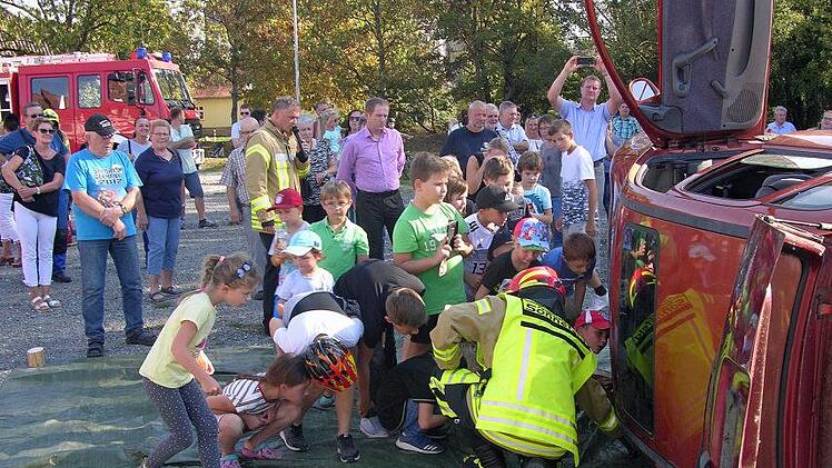 Kinder verfolgen die Rettungsaktion. Foto: Klaus Oelzner
