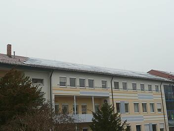 Photovoltaikanlagen sind auf Gebäuden in Landkreis-Verantwortung (wie hier auf dem Meranier-Gymnasium) angebracht. Popp
