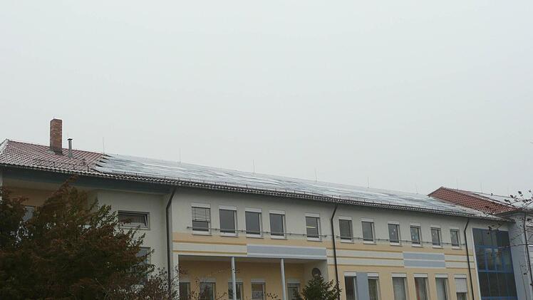 Photovoltaikanlagen sind auf Gebäuden in Landkreis-Verantwortung (wie hier auf dem Meranier-Gymnasium) angebracht. Popp