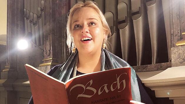 Sopranistin Martina H&uuml;mmer bei ihrem Auftritt in Kirchlauter Fotos: Christian Licha