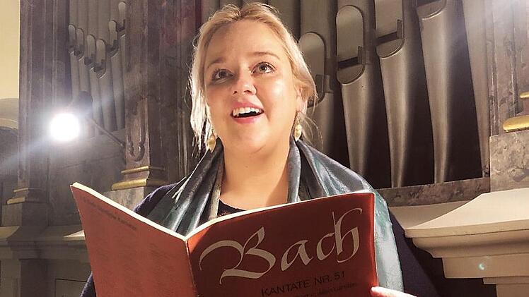 Sopranistin Martina Hümmer bei ihrem Auftritt in Kirchlauter Fotos: Christian Licha