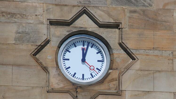 Der Bahnhof hat wieder eine funktionierende Uhr. Foto: Matthias Einwag