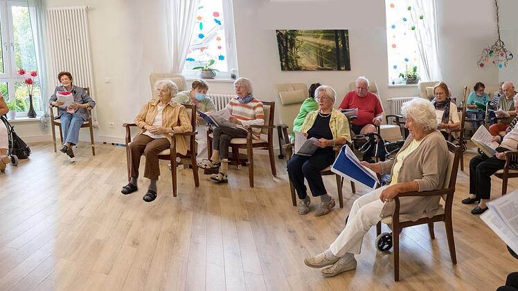 Jeden Mittwoch wird in der Tagespflege Bürgerbräu Lichtenfels gemeinsam gesungen. Suzan Baker erweckt dabei mit den Seniorinnen und Senioren die Hits der 50er und 60er Jahre zu neuem Leben. Foto: Klaus Gagel