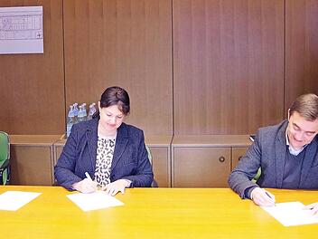 Bürgermeisterin Angela Hofmann und Bürgermeister Jens Korn unterzeichneten die Vereinbarung über die Übertragung der Aufgaben des Standesamtes von Wallenfels auf Kronach. Mit im Bild (links): Standesamtsleiter Harald Suffa-Blinzler und geschäftsleitender Beamter Christoph Hohlweg.  Foto: Heike Schülein