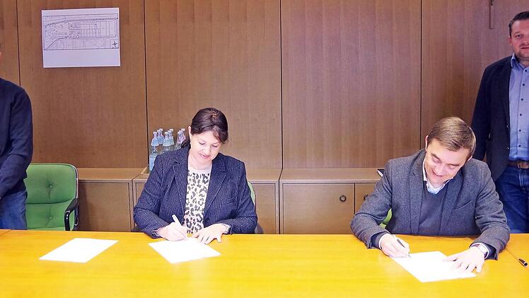 Bürgermeisterin Angela Hofmann und Bürgermeister Jens Korn unterzeichneten die Vereinbarung über die Übertragung der Aufgaben des Standesamtes von Wallenfels auf Kronach. Mit im Bild (links): Standesamtsleiter Harald Suffa-Blinzler und geschäftsleitender Beamter Christoph Hohlweg.  Foto: Heike Schülein