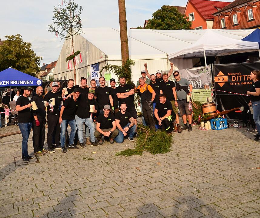 Aufstellen vom Kirchweihbaum & Party am Abend.