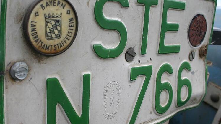 Die Plakette "Landratsamt Staffelstein" ist historisch, sie wird heute nicht mehr ausgegeben; auf die aktuellen Kennzeichen wird der Aufkleber des Kreises Lichtenfels geklebt. Foto: ME