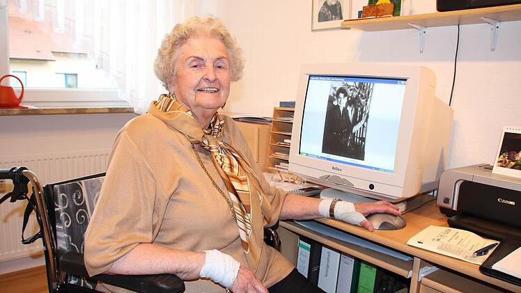 Arbeiten am Computer? Das kriegt Elisabeth Kraus hin. Auf dem Bildschirm ist ein Foto, das ein Profifotograf in Frankfurt am Main von ihr gemacht hat und das wohl eine Model-Agentur so beeindruckt hat, dass die junge Frau zu einem Foto-Shooting eingeladen wurde. Foto: Helke Renner