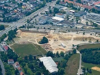 Am vergangenen Sonntag präsentierte sich die Breitenau noch als leeres Baufeld. Hier wird am Mittwoch der Grundstein für das neue Verwaltungszentrum von Brose gelegt. Foto: Ronald Rinklef