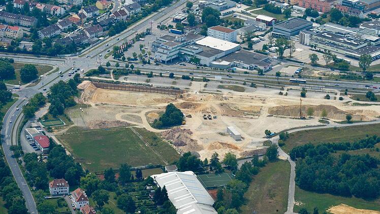 Am vergangenen Sonntag präsentierte sich die Breitenau noch als leeres Baufeld. Hier wird am Mittwoch der Grundstein für das neue Verwaltungszentrum von Brose gelegt. Foto: Ronald Rinklef