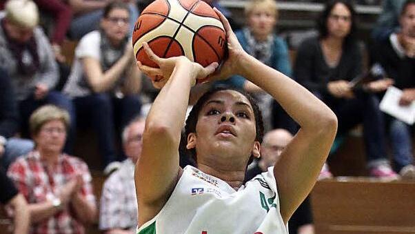 Kurzfristig entscheidet sich, ob Miranda Cantrell nach ihrer Verletzung wieder im Trikot der DJK Brose Bamberg mitmischen kann. Foto: sportpress