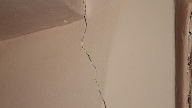 Die Risse an seinem Haus sind massiv. (Bild vom Juni 2013). Foto: Ulrike Müller