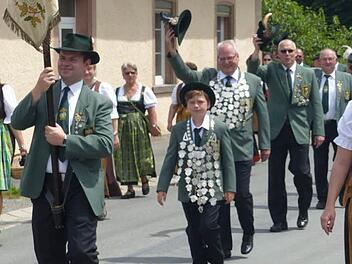 Wie alle Jahre waren im Neufanger Schützenfestzug die Pressecker Schießsportfreunde mit ihrem Jugendkönig Leon Krügel und Hauptkönig Stefan Sigmund dabei. Foto: Klaus-Peter Wulf