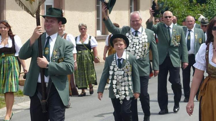 Wie alle Jahre waren im Neufanger Schützenfestzug die Pressecker Schießsportfreunde mit ihrem Jugendkönig Leon Krügel und Hauptkönig Stefan Sigmund dabei. Foto: Klaus-Peter Wulf