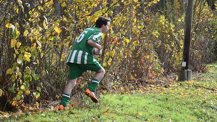 Ein Spieler der SG Machtilshausen II/Langendorf auf Ballsuche. Foto: Hopf