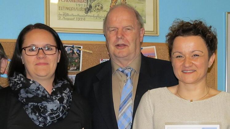 Sonja Rost (links) hat die silberne Ehrennadel von Rainer Lochmüller überreicht bekommen, Andrea Herterich bekam die Verbandsnadel in Gold. Foto: Doris Bauer