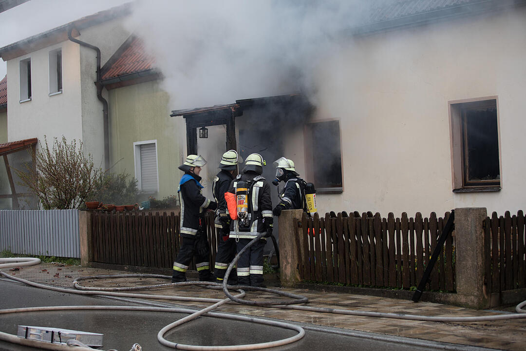 Brand in Doppelhaushälfte: Anderer Gebäudeteil in Mitleidenschaft gezogen - Bewohner leicht verletzt – Feuerwehr muss Dachstuhl öffnen, um Glutnester zu bekämpfen