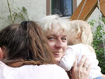 Mama Doris mit zwei von "ihren" Kindern Fotos: Anette Schreiber