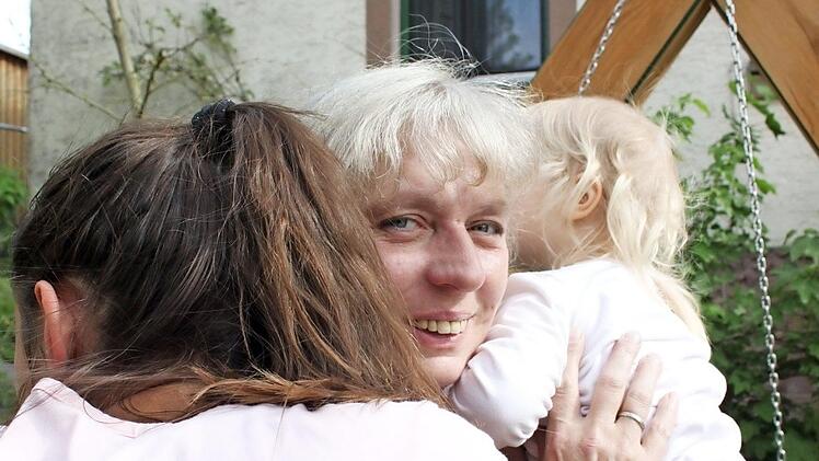 Mama Doris mit zwei von "ihren" Kindern Fotos: Anette Schreiber