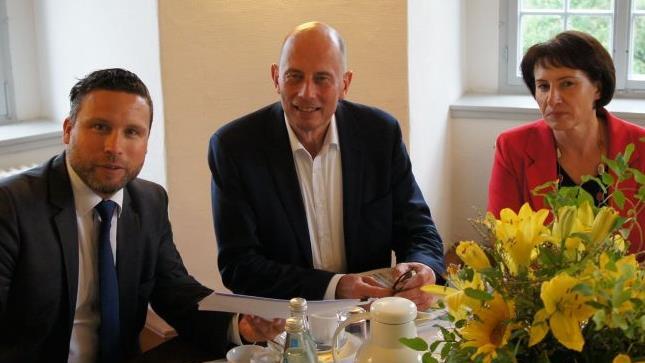 Minister Wolfgang Tiefensee (Mitte) im Gespräch mit Martin Finzel und Katja Kieslich. Foto: Initiative Rodachtal