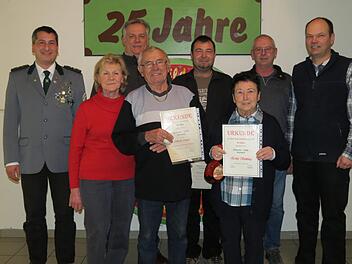Sie wurden geehrt (v.l.): Schützenmeister Michael Fell, Christa Gigla, Peter Fritz, Albrecht Lippert, Harald Eiba, Erika Stöhling und Ralf Schmitt, daneben zweiter Bürgermeister Klaus Kaufmann