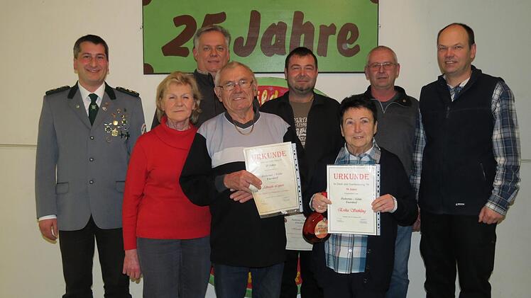 Sie wurden geehrt (v.l.): Schützenmeister Michael Fell, Christa Gigla, Peter Fritz, Albrecht Lippert, Harald Eiba, Erika Stöhling und Ralf Schmitt, daneben zweiter Bürgermeister Klaus Kaufmann