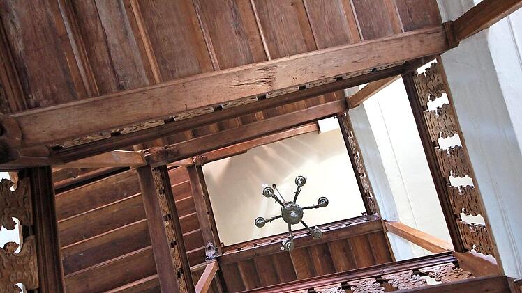 Im prächtigen Treppenhaus soll ein gläserner Aufzug integriert werden.