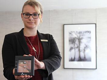 Die Forchheimer Bestatterin Tina Keil zeigt, wie die Diamanten aussehen, die aus Teilen der Asche eines Verstorbenen gemacht werden können.  Foto: Ronald Heck