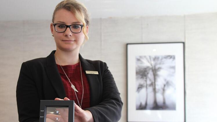 Die Forchheimer Bestatterin Tina Keil zeigt, wie die Diamanten aussehen, die aus Teilen der Asche eines Verstorbenen gemacht werden können.  Foto: Ronald Heck