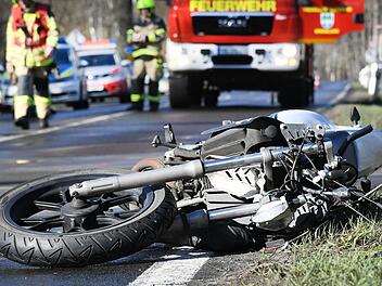 Bei Oberstreu ist am Sonntagnachmittag ein Motorradfahrer bei einem Unfall schwer verletzt worden. Die Polizei sucht dringend Zeugen.