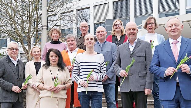 Auf dem Foto (vorne von links) Claus Schubert, Nicole Heil, Birgit Kiesel, Doreen Borst, Matthias Kleinhenz, Landrat Thomas Bold; (mittlere Reihe) Luise Voll, Carsten Schmitt; (hintere Reihe von links) Melanie Schäfer, Michael Schaupp, Alexandra B...