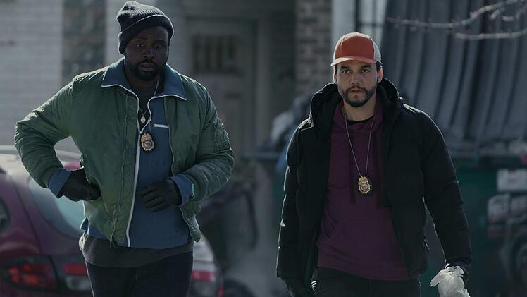 Die Jugendfreunde Ray (Brian Tyree Henry) und Manny (Wagner Moura) versuchen als Kleinkriminelle in Philadelphia zu überleben. Ihr Trick in der starken Apple-Serie "Dope Thief" besteht darin, Kleindealer in der Verkleidung von DEA-Agents zu stellen - um ihnen Geld und Drogen abzunehmen. Einer ihrer Einsätze geht jedoch komplett schief.