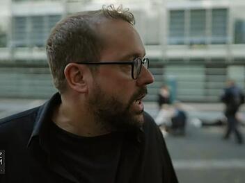 Paul Ronzheimer wird w&auml;hrend seiner Sat.1-Reportage "Ronzheimer - Wie geht's, Deutschland?" Zeuge einer Schl&auml;gerei.