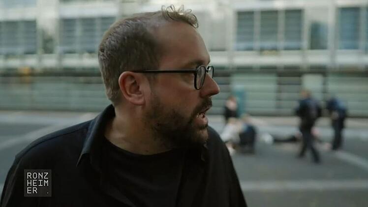 Paul Ronzheimer wird w&auml;hrend seiner Sat.1-Reportage "Ronzheimer - Wie geht's, Deutschland?" Zeuge einer Schl&auml;gerei.