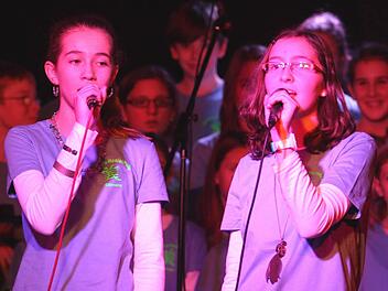 Solostücke aus dem Kindermusical "Götterolympiade" präsentierten diese Schülerinnen. Foto: gg
