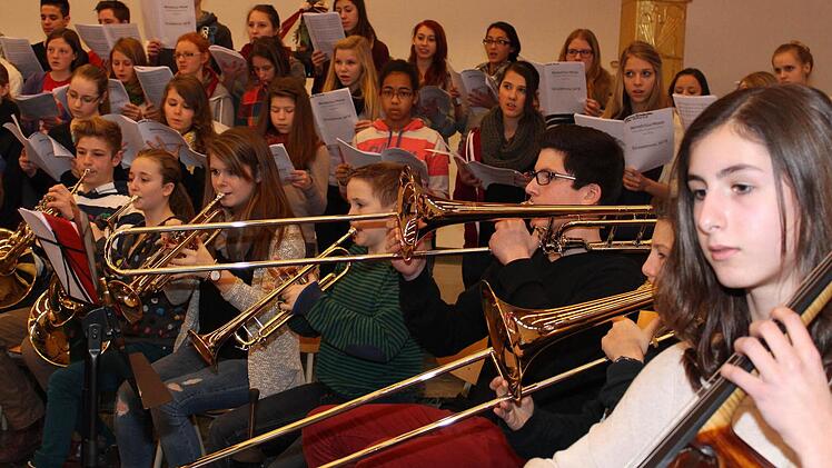 Hundert Sänger und Instrumentalisten sorgen schon bei den Proben für einen bombastischen Sound in der Kapelle des Egbert-Gymnasiums.  Fotos: fp