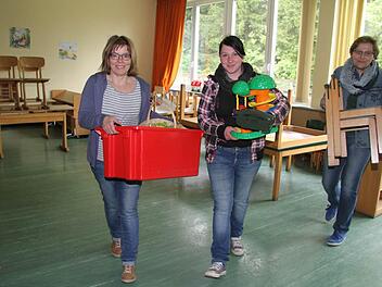 Krippenleiterin Martina Hörteis, Mama Jacqueline Gareis und Kindergartenleiterin Ute Böhm packen kräftig mit an. Fotos: Sonja Adam