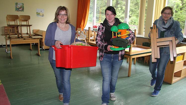 Krippenleiterin Martina Hörteis, Mama Jacqueline Gareis und Kindergartenleiterin Ute Böhm packen kräftig mit an. Fotos: Sonja Adam