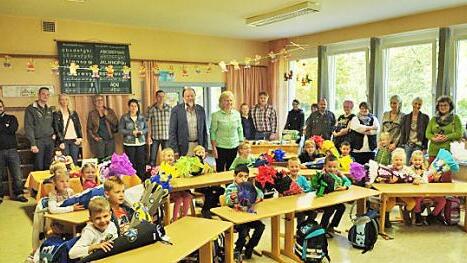 Frauendorf — 14 Abc-Schützen gingen gestern erstmals in die Ivo-Hennemann-Grundschule. Die sechs Mädchen und acht Buben kommen aus Kümmersreuth (2), Schwabthal (2), Stublang (4), Uetzing (2) sowie End, Kaider und Serkendorf (je 1). Ein Gastschüler kommt aus Ebensfeld. Bemerkenswert ist, dass aus Horsdorf, Loffeld, Frauendorf, Gößmitz und Weißbrem kein Schulanfänger kommt.  Foto: Lukas Hetzel