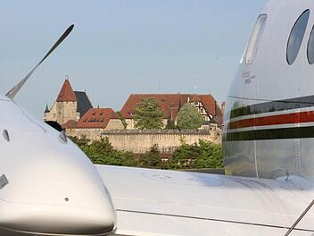 Die Beechcraft vor der Veste.
