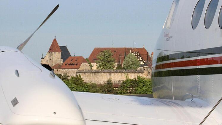 Die Beechcraft vor der Veste.