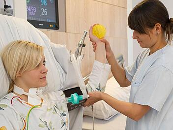 Im Landkreis Bad Kissingen arbeitet rund ein Viertel aller sozialversicherungspflichtig Beschäftigten im Gesundheits- und Sozialwesen, Mitte 2015 waren es laut IHK genau 8103 von 32 754 Personen. Auf dem Foto  demonstriert Anna Schneider, Gesundheits- und Krankenpflegerin für Intensivpflege und Anästhesie, Rehabilitationsübungen bei beatmeten Patienten an ihrer Kollegin Vanessa Oechsner. Foto: Archiv