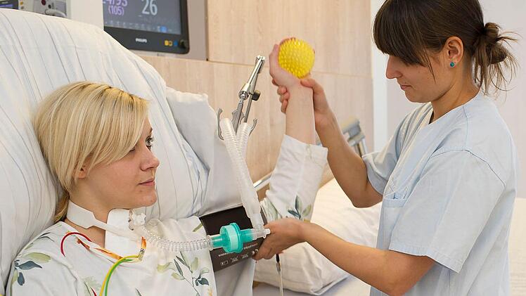 Im Landkreis Bad Kissingen arbeitet rund ein Viertel aller sozialversicherungspflichtig Beschäftigten im Gesundheits- und Sozialwesen, Mitte 2015 waren es laut IHK genau 8103 von 32 754 Personen. Auf dem Foto  demonstriert Anna Schneider, Gesundheits- und Krankenpflegerin für Intensivpflege und Anästhesie, Rehabilitationsübungen bei beatmeten Patienten an ihrer Kollegin Vanessa Oechsner. Foto: Archiv