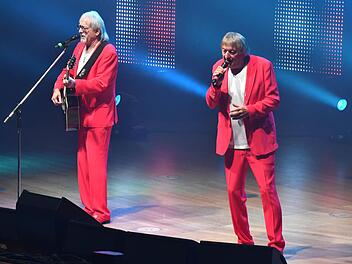 Ganz in Rot: So lieben die Fans das Schlager-Duo.  Foto: Ronald Rinklef