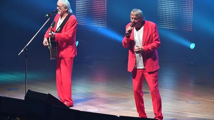 Ganz in Rot: So lieben die Fans das Schlager-Duo.  Foto: Ronald Rinklef