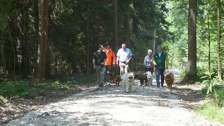 "Testlauf" mit Hunden auf dem neuen Verbindungsweg im Lahm (von links): Bernd Lauterbach, Revierförster Gregor Janus, Albert Schrenker, Daniela Busch und Landrat Michael Busch. Foto: Rainer Lutz