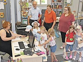 Ein Stempel von Ute Morgenroth in den "Führerschein" und die Sache ist "amtlich." Mit den Kindern, die gespannt auf die Auszeichnung warten, freuen sich (hinten von links) Bürgermeister Siegfried Kirchner, Pfarrerin Sonja von Aschen und Erzieherin Kathrin Lutz.  Foto: Helmut Will