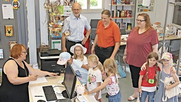 Ein Stempel von Ute Morgenroth in den "Führerschein" und die Sache ist "amtlich." Mit den Kindern, die gespannt auf die Auszeichnung warten, freuen sich (hinten von links) Bürgermeister Siegfried Kirchner, Pfarrerin Sonja von Aschen und Erzieherin Kathrin Lutz.  Foto: Helmut Will